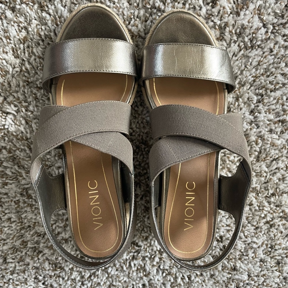 Vionic wedge cross cross espadrille sandals women’s size 6